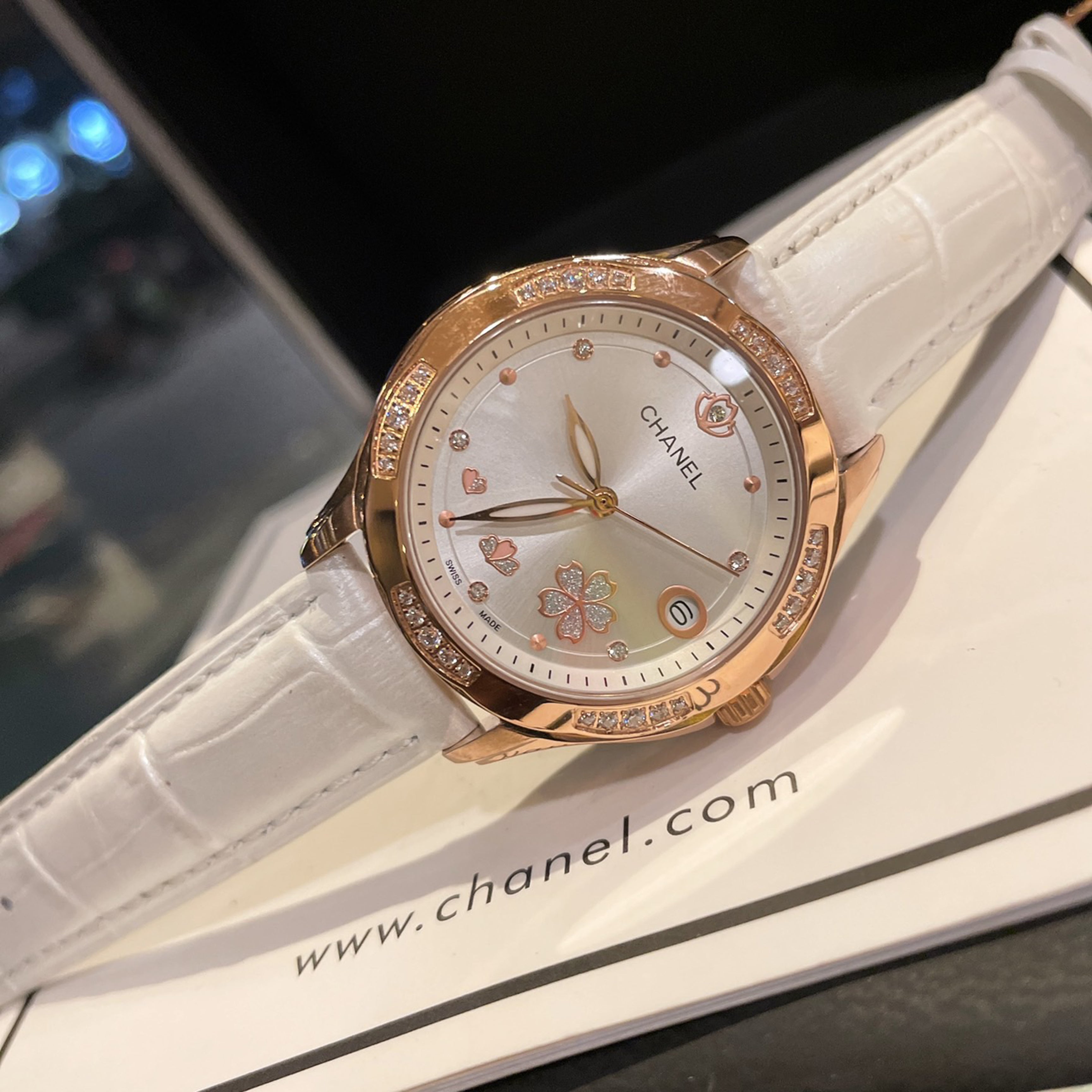 Essential Quartz Watch for Women 34MM